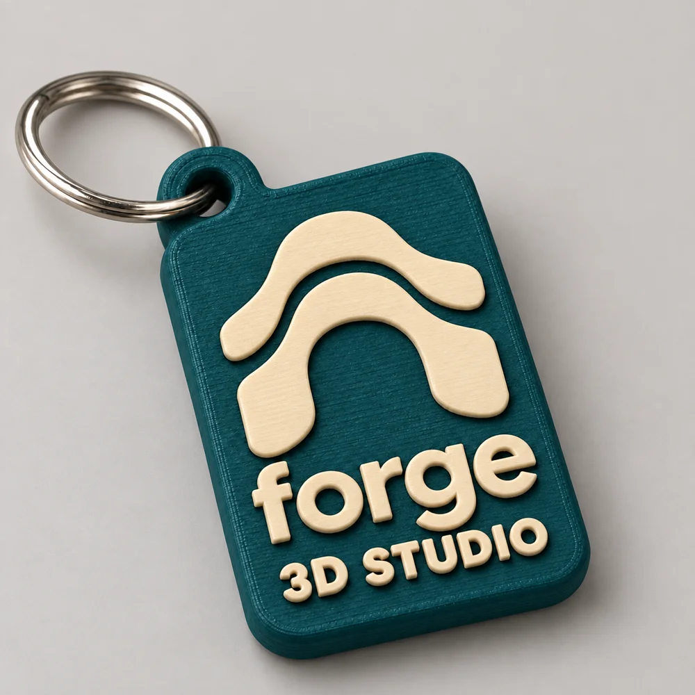 Concepto de llavero Forge en azul petróleo con relieve crema